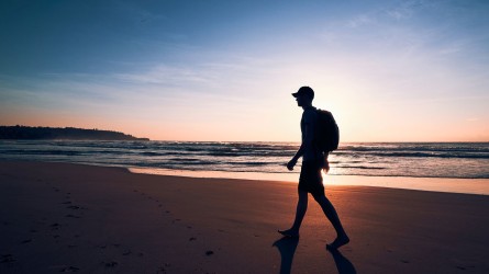 Hombre caminando en la playa