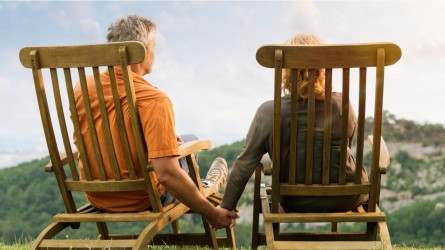 Pareja de pensionados Principal mirando paisaje