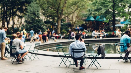 Hombre hablando por teléfono en parque