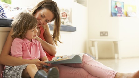 Madre leyendo con su hija