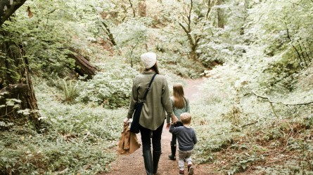 Madre con sus hijos en un bosque