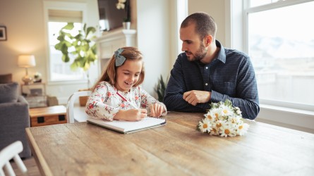 Padre ayudando a su hija con las tareas