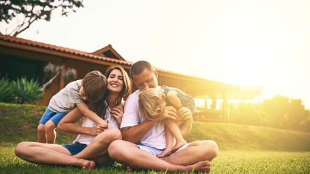 Familia sentada en el pasto