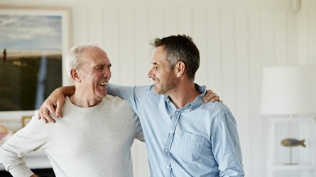 Padre con su hijo abrazados