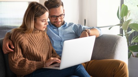 Pareja viendo productos de Principal en su computador