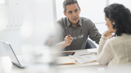 Personas hablando en oficina