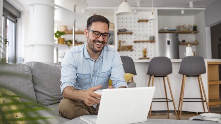 Hombre revisando su computador