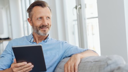 Hombre con tablet en la mano