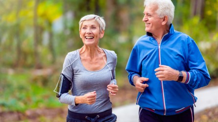 Parejas de pensionados trotando