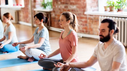 Personas meditando