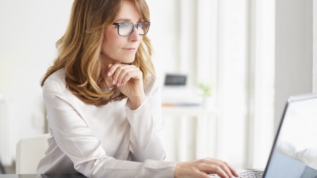 Mujer trabajando en computador