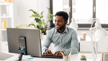 Hombre trabajando en oficina