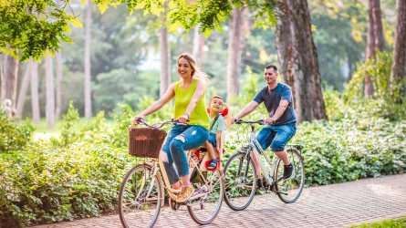 Familia andando en bicicleta