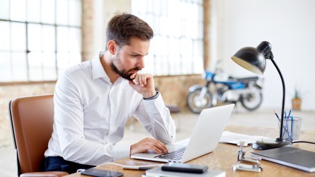 Hombre concentrado en su computador