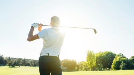 Hombre jugando golf