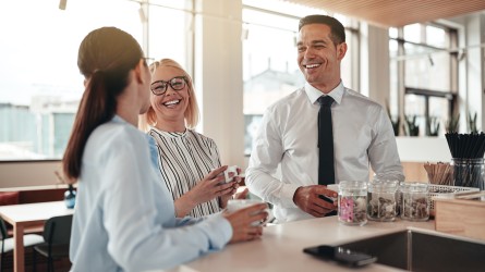 Personas riendo en trabajo