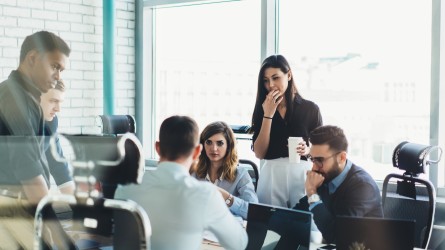 Personas hablando en el trabajo