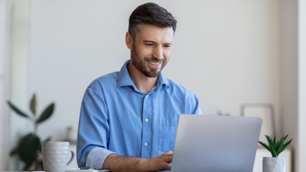 Hombre revisando su computador