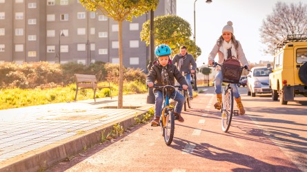 Familia andando en bicicleta