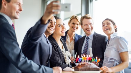 Personas festejando