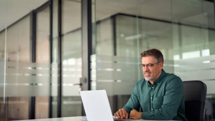 Hombre frente a su computador