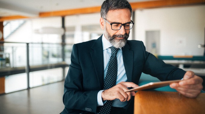 Hombre con tablet en la mano