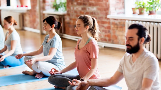 Personas meditando