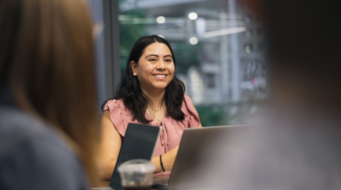 Mujer sonriendo en reunión