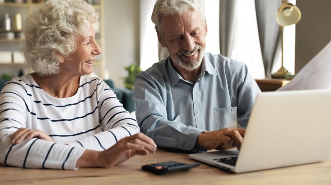 Pareja de pensionados Principal revisando computador