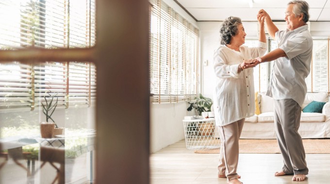 Pareja de pensionados Principal bailando