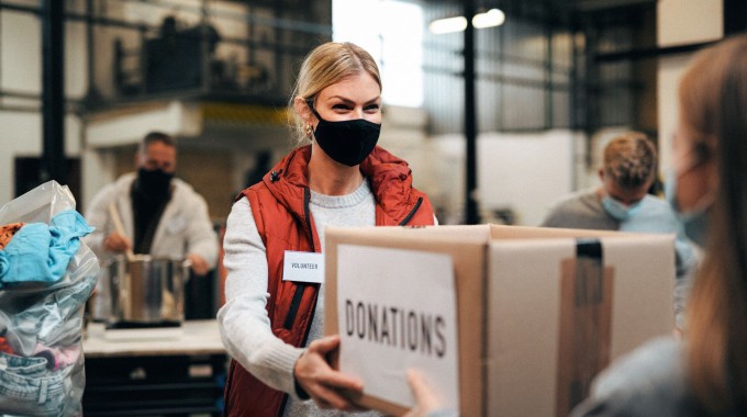 Mujer entregando caja de donación