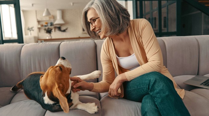 Mujer pensionada Principal jugando con su perro