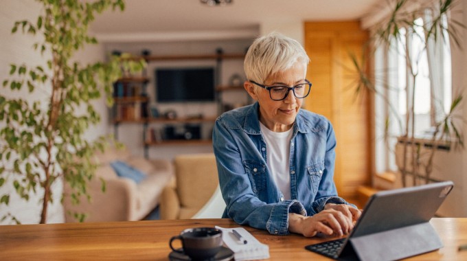 Mujer escribiendo en computador