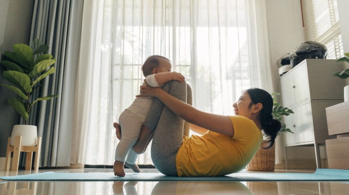 Mujer jugando con su hijo