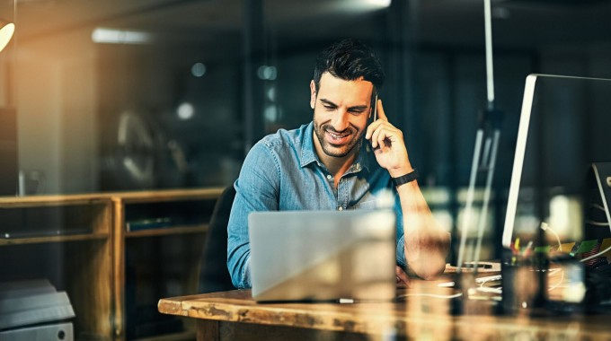 Hombre invirtiendo en su computador