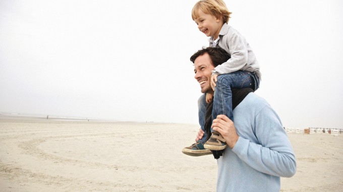 Padre con su hijo en los hombros