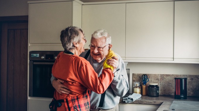 Pareja de pensionados Principal bailando