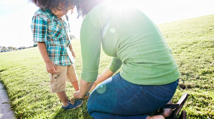 Mujer ayudando a niño