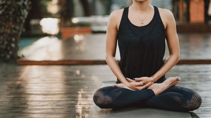 Mujer haciendo yoga