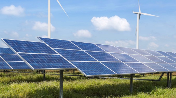 Paneles solares y turbina eólica