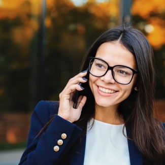 Mujer hablando por celular