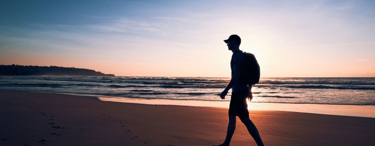 Hombre caminando en la playa