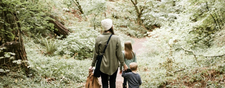 Madre con sus hijos en un bosque