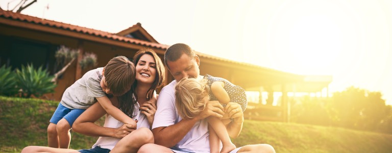 Familia sentada en el pasto