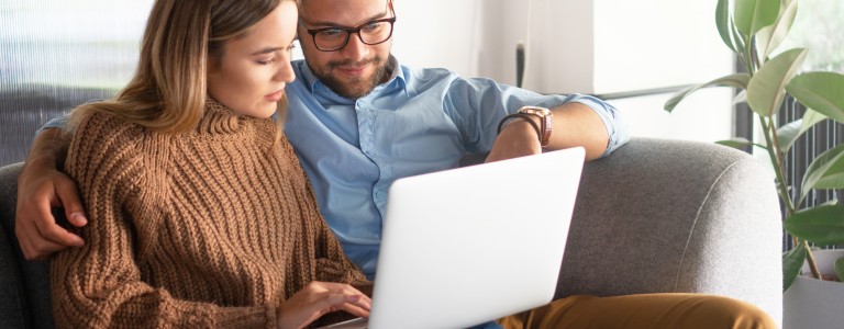 Pareja viendo productos de Principal en su computador