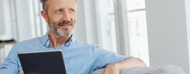 Hombre con tablet en la mano