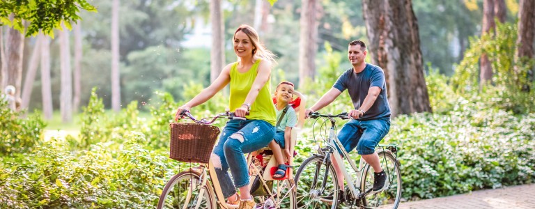 Familia andando en bicicleta