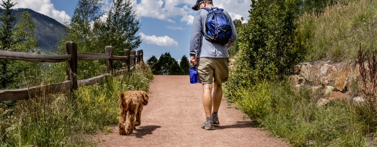 Hombre caminado con su perro