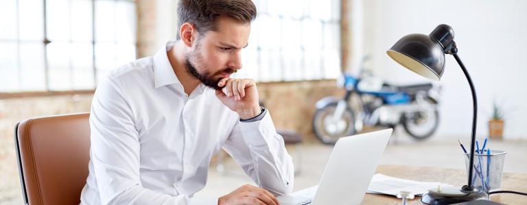 Hombre concentrado en su computador