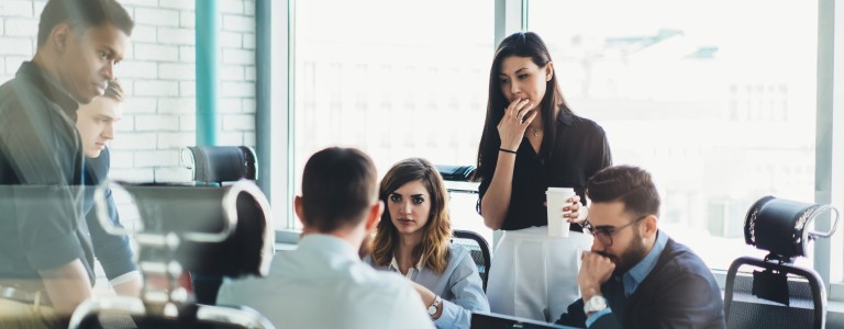 Personas hablando en el trabajo